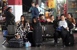 Varias personas pasaron hoy por la Estación de Buses de Asunción, realizando ya sus viajes por Semana Santa.