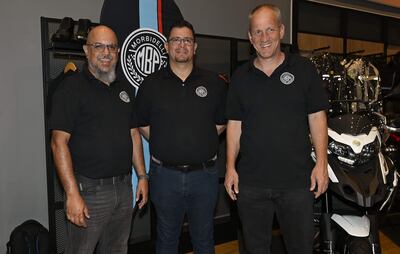 Walter González, category manager de motos en Inverfin y Rafael Cáceres, jefe de la marcas Benelli y Morbidelli, junto a Mario Weichselberger, director comercial. 