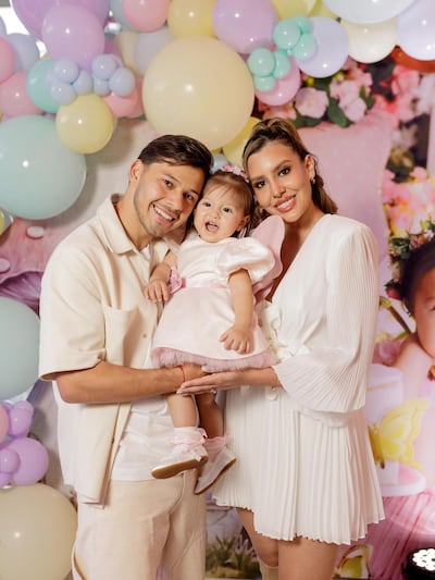 Óscar Romero junto a su esposa Jani González y su hija Aitana.