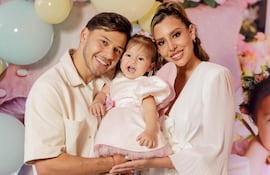 Óscar Romero junto a su esposa Jani González y su hija Aitana.