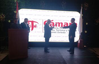 Momento en que uno de los socios fundadores, Fermín Ayala toma juramento al nuevo presidente de la Cámara de Empresarios , Elvio David Escobar González.