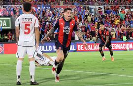 Festejo del delantero de Cerro Porteño, Juan Manuel Iturbe tras anotar el tanto de apertura en el marcador frente a Atlético Tembetary, en el estadio Defensores de Chaco.