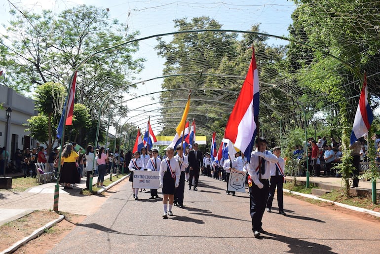 Previo al inicio del desfile estudiantil, el intendente Aldo Lezcano (Alianza) abogó por la unidad y por seguir acompañando los emprendimientos que beneficien a la comunidad.