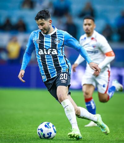 Mathías Villasanti, en acción durante el partido del martes, en el que Gremio de Porto Alegre venció al Fortaleza por 2-1.