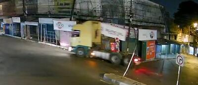 Momento en el que el camión atropella un comercio en el Mercado 4.