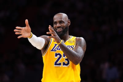 LeBron James #23 de los Los Angeles Lakers reacciona contra los Miami Heat durante el tercer cuarto en el Kaseya Center , en Miami, Florida.