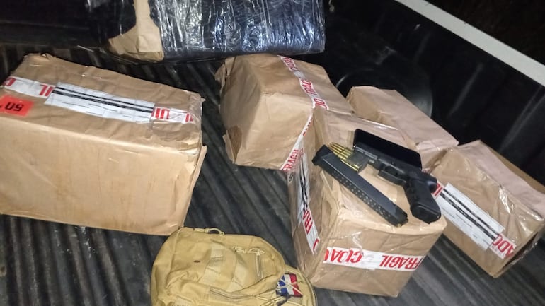 Parte de la carga encontrada en los vehículos abandonados tras el millonario atraco a un depósito alquilado por la DNIT para productos decomisados.