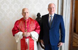 Esta fotografía tomada y distribuida el 17 de enero de 2026 por The Vatican Media muestra al Papa León XIV durante una reunión con el Príncipe Alberto II de Mónaco en el Vaticano. (VATICAN MEDIA / AFP) /
