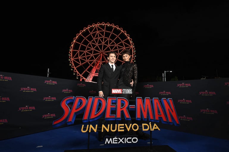 ¡Hermosa parejita! Zendaya y Tom Holland en el evento de "Spider-Man: Brand New Day" en la Aztlan Feria de Chapultepec. (Alfredo ESTRELLA / AFP)