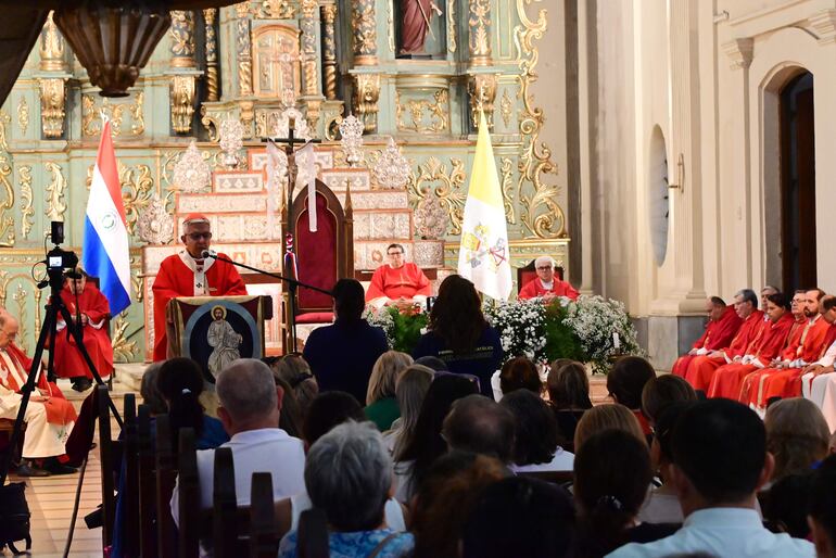 El cardenal Adalberto Martínez durante su homilía, en la Catedral Metropolitana de Asunción, con presencia de movimientos laicos.