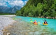 Kayakers en el río Soca, Bovec, Parque Nacional Triglav, Eslovenia.