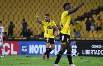 El delantero paraguayo Héctor "Tito" Villalba celebra tras anotar el tanto de la victoria de Ecuador sobre Boca Juniors, en el duelo por el Grupo D de la Copa Libertadores.