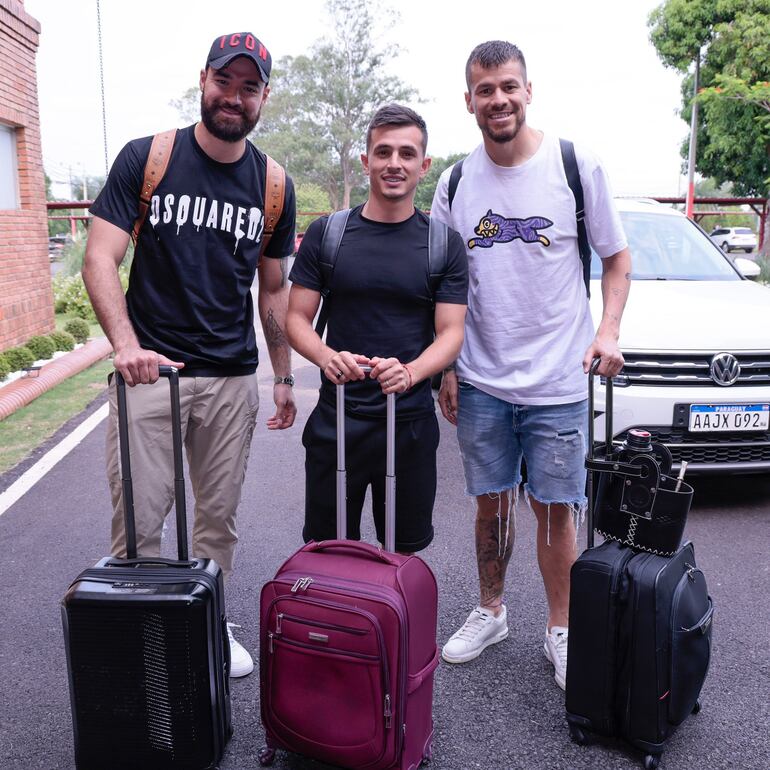 Carlos Coronel, Andrés Cubas y Gastón Giménez, jugadores de la Albirroja, llegando a Ypané.