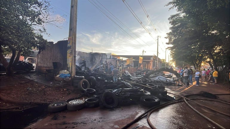 Incendio consumió por completo una gomería en Ciudad del Este