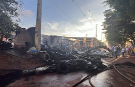 Bombero evitaron que las llamas se propaguen a otros locales.