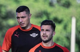 Héctor Daniel Villalba (26/07/1994), en plena actividad física. Atrás, el mundialista Óscar René Cardozo (20/05/1983).