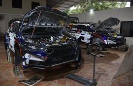 Los Skoda Fabia RS Rally 2 de Migue y Fau Zaldívar en el taller de MZ Racing en la ciudad de Mariscal Estigarribia a la espera del Rally del Chaco 2026.