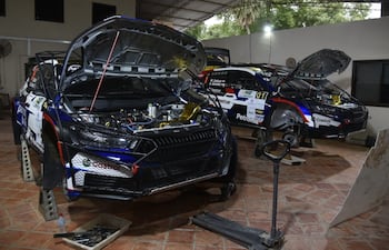 Los Skoda Fabia RS Rally 2 de Migue y Fau Zaldívar en el taller de MZ Racing en la ciudad de Mariscal Estigarribia a la espera del Rally del Chaco 2026.