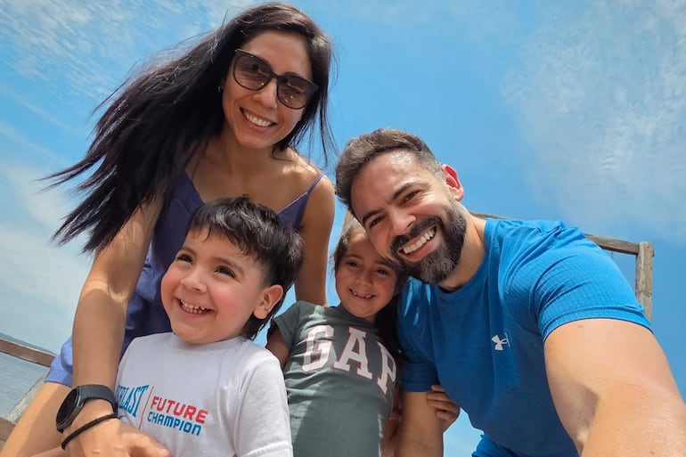 ¡Bella familia! Silvia Romero y David Mussi con sus hijos Amín y Zaira. (Instagram/Silvia Romero)