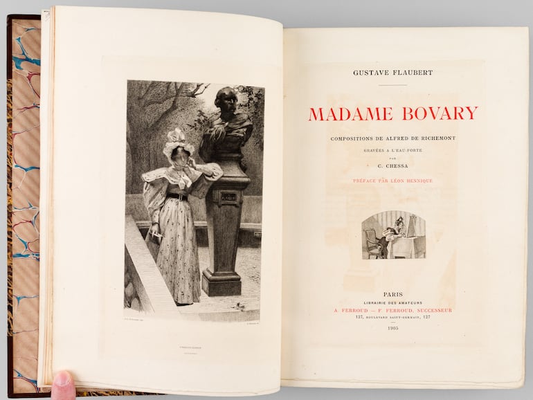Emma con un libro abierto en la mano. Ilustración de una edición de 1905 de "Madame Bovary" (París, A. et F. Ferroud. Librairie des Amateurs)