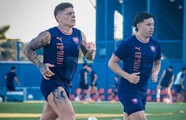Blas Riveros (d), jugador de Cerro Porteño, en el entrenamiento en la Ollita, en Asunción, Paraguay.