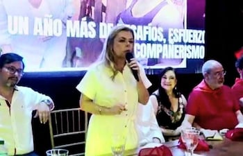 La exintendenta Sandra McLeod, reapareció anoche durante el encuentro de fin de año organizado por la familia ZI.