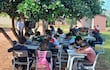 Alumnos de la escuela y Colegio República del Paraguay de Yaguareté Forest, San Pedro, dan clase bajo los árboles.