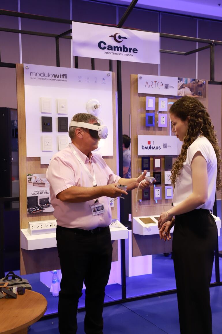 Durante el evento los asistentes pudieron experimentar la realidad virtual.