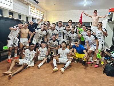 La foto del triunfo de los integrantes del plantel de San Alfonso de Minga Guazú, luego de la victoria sobre Obreros Unidos.