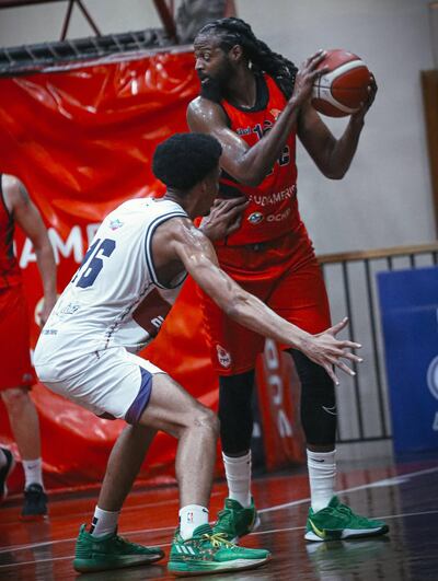 Dominique Morrison de Félix Pérez enfrenta al amambaiense Víctor Da Costa, en el juego del sábado.