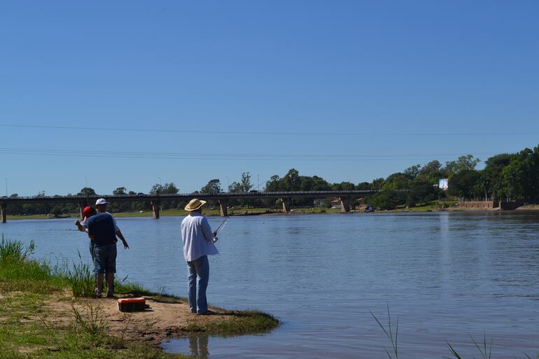 En la playa municipal Punta Arena se puede practicar la pesca deportiva y realizar recorridos en canoa o lancha.