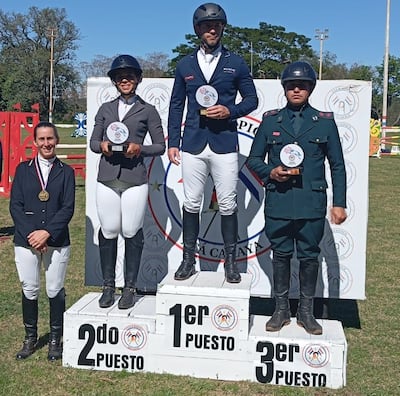Mariana Babuglia (4ª), Giuliana Tewes (2ª), Ricardo Schweizer campeón y el Tte. 1° Juan Carlos Melgarejo, los laureados en la categoría Media Estrella.;
