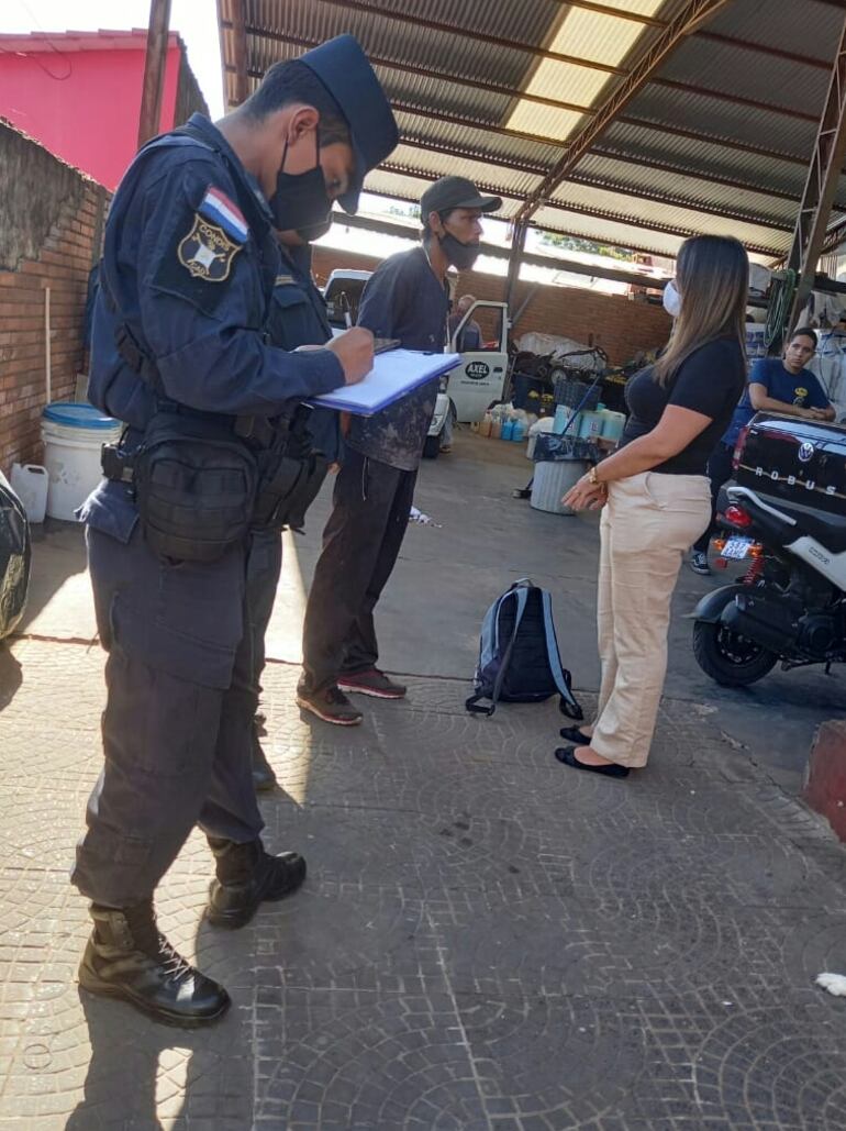 La fiscala de la ciudad de San Antonio, Laura Ávalos, dialoga con Francisco Roberto Méndez Irala, detenido tras ser denunciado por abusar de una niña de cinco años. El mismo cuenta con antecedentes por abuso sexual en el 2008.