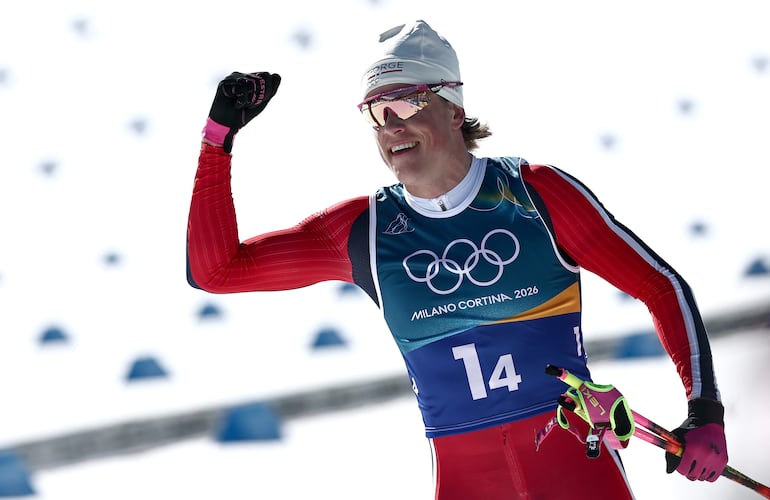El noruego Johannes Høsflot Klæbo firmó una actuación que ya pertenece a la leyenda. Ganó las seis pruebas que disputó —skiatlón, esprint, 10 km, relevo 4x7,5 km, esprint por equipos y los 50 km— y elevó su cosecha olímpica a 11 oros. 