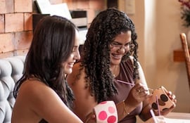 Cada vez más jóvenes se suman a la experiencia de pintar cerámica y merendar, convirtiéndola en un nuevo plan de turismo creativo y relajado.