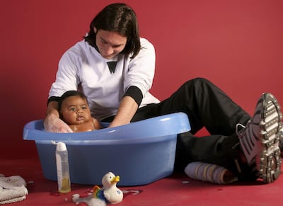 Fotografía realizada por Joan Monfort -colaborador gráfico de AP- de Lionel Messi en 2007 bañando a Lamine Yamal bebé para un calendario benéfico. Messi estaba llevando en brazos a Lamine Yamal, el jugador de la selección de España que ha causado sensación en la EuroCopa de Fútbol.
