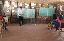 El profesor Demetrio Picanerai, dando clases en la escuela en ruinas en la comunidad chaidi, del pueblo ayoreo totobiegosode.