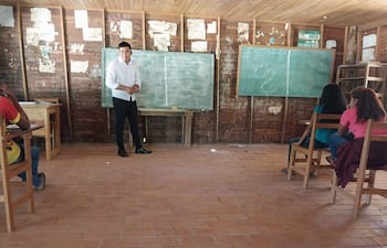 El profesor Demetrio Picanerai, dando clases en la escuela en ruinas en la comunidad chaidi, del pueblo ayoreo totobiegosode.