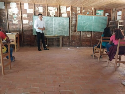 El profesor Demetrio Picanerai, dando clases en la escuela en ruinas en la comunidad chaidi, del pueblo ayoreo totobiegosode.