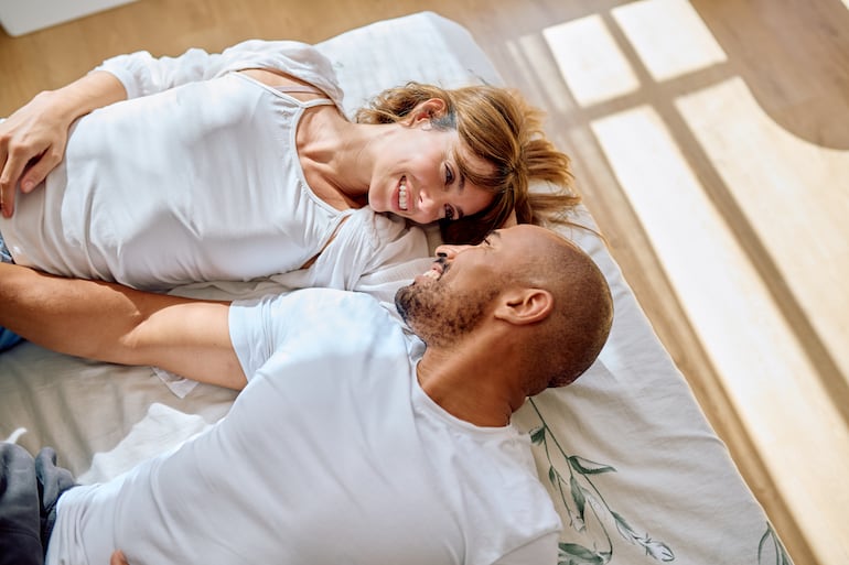 Pareja feliz, intimidad, abrazo, imagen ilustrativa.