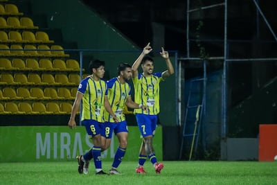 Los jugadores del Deportivo Capiatá celebran el tanto de apertura frente a Benjamín Aceval.