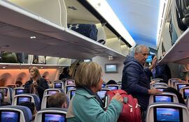Pasajeros del vuelo a España finalmente lograron embarcar tras tensa espera.