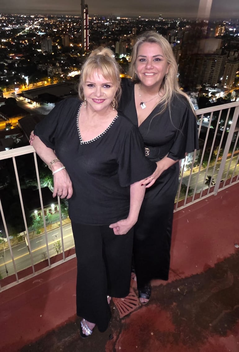 La conductora Adela Mercado con su hija mayor, Vanessa Fernández Mercado. (Gentileza)