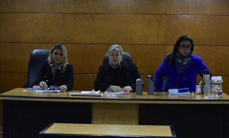 Las juezas Ana Rodríguez (izquierda), Elsa García (presidenta) y Sonia Sánchez, integran el Tribunal de Sentencia Especializado en Delitos Económicos.