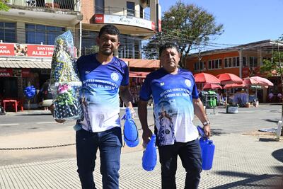 Peregrinos que llegaron desde Concepción, muestran el agua bendecida y la imagen de la Virgen que irá al norte del país. 
