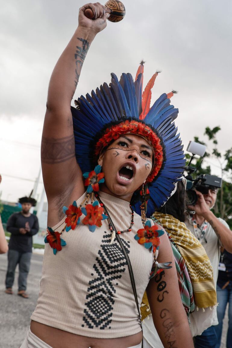 Protesta de comunidades indígenas en Belém (Brasil) para exigir demarcación de tierras y respeto a sus derechos, noviembre de 2025. 