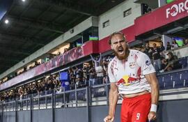 El delantero paraguayo, Isidro Pitta celebra un tanto a favor del Red Bull Bragantino, en el duelo ante Flamengo por la novena ronda del Brasileirão.