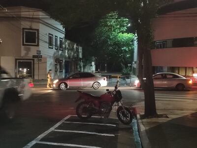Un tramo de la calle Paraguayo Independiente se encuentra a oscuras por falta de energía eléctrica.
