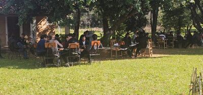 Escolares de la escuela San Rafael y colegio nacional desde hace dos años dan clases bajo árboles.