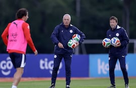 El argentino Gustavo Alfaro, entrenador de la selección de Paraguay, en la primera movilización del plantel en el Centro de Alto Rendimiento (CARDE) en Ypané, Paraguay.